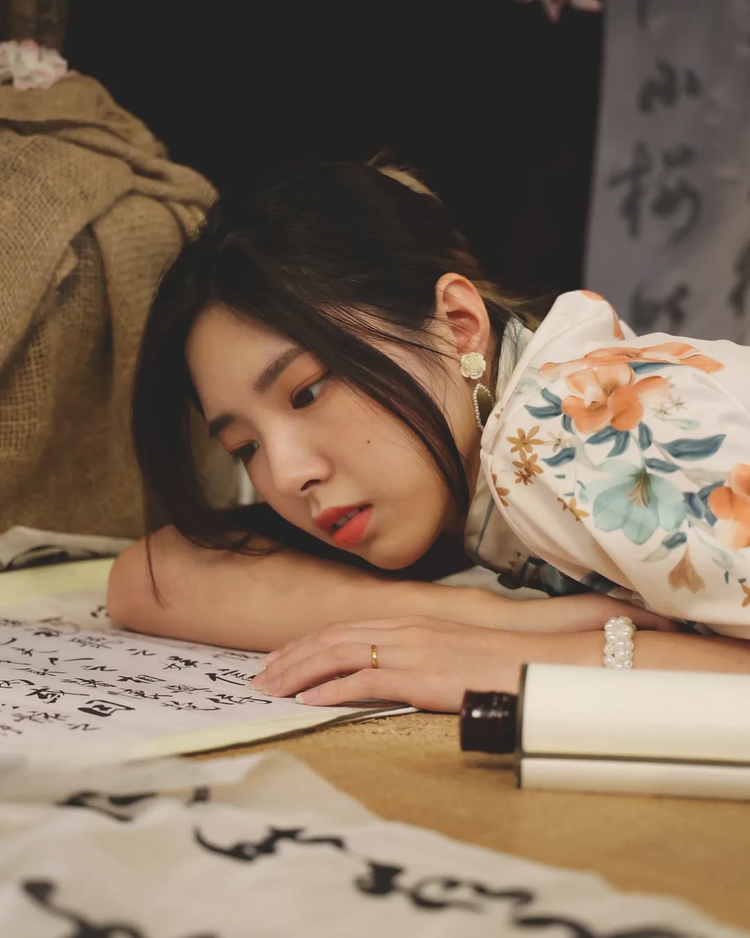 【正妹】溜溜旗袍书香才女写真，古典气质与书香气的结合！