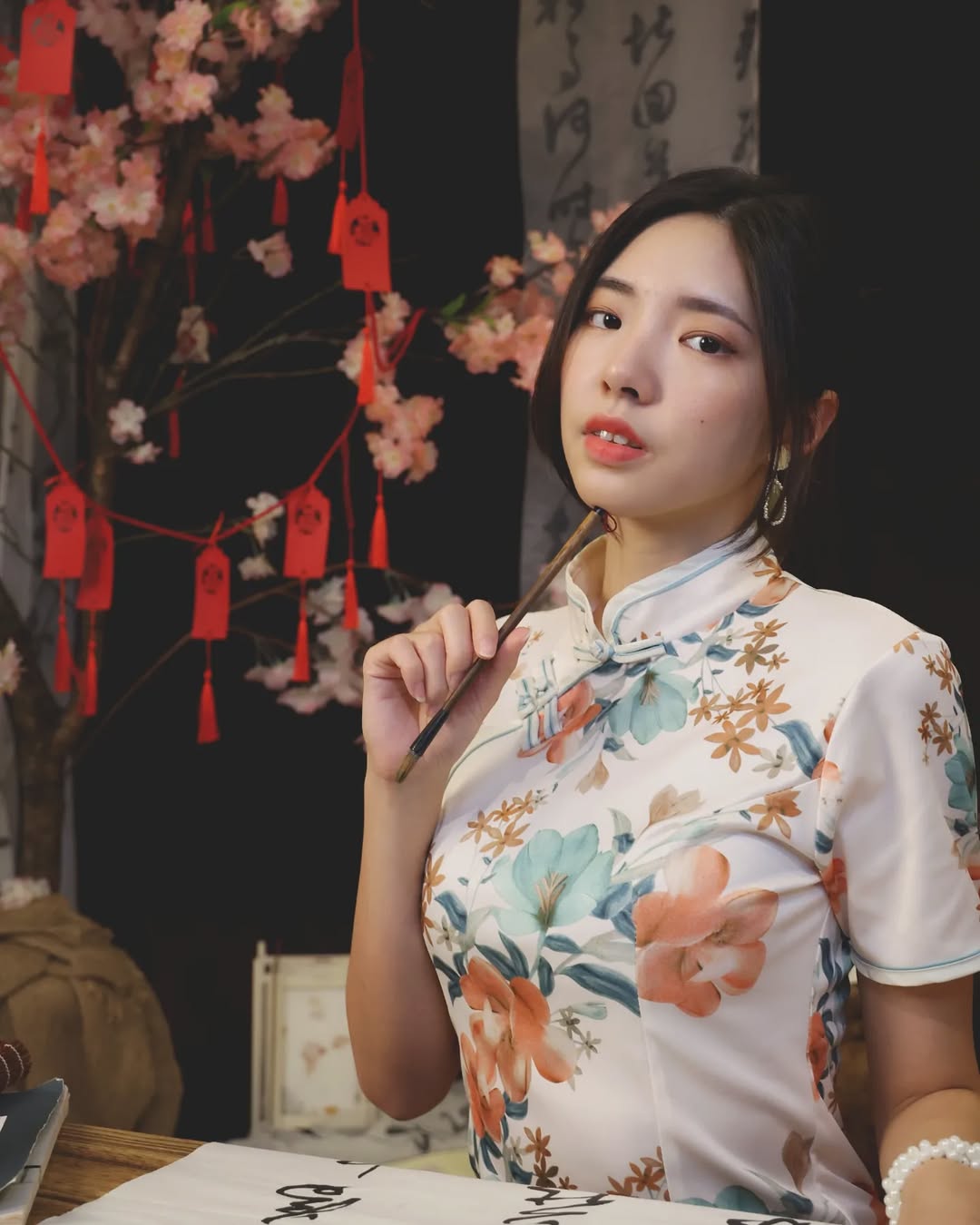 【正妹】溜溜旗袍书香才女写真，古典气质与书香气的结合！