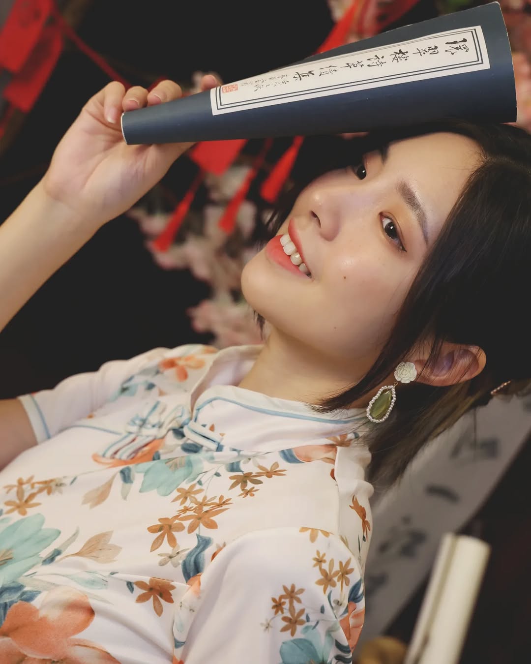 【正妹】溜溜旗袍书香才女写真，古典气质与书香气的结合！