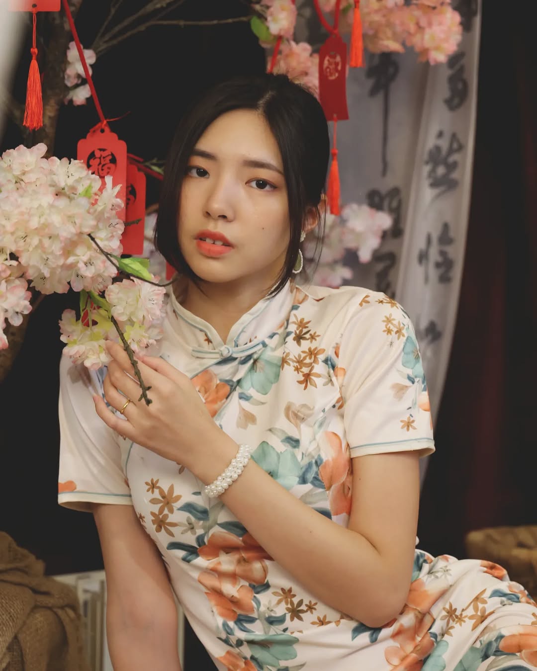 【正妹】溜溜旗袍书香才女写真，古典气质与书香气的结合！