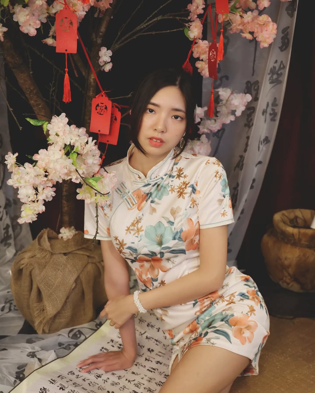 【正妹】溜溜旗袍书香才女写真，古典气质与书香气的结合！