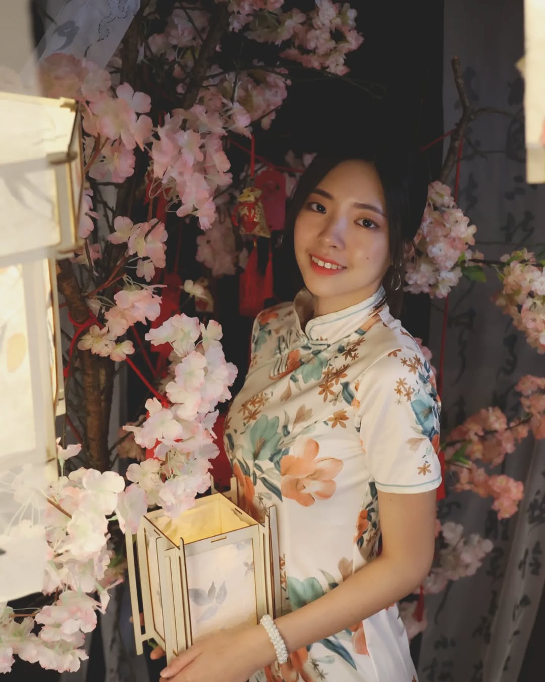 【正妹】溜溜旗袍书香才女写真，古典气质与书香气的结合！