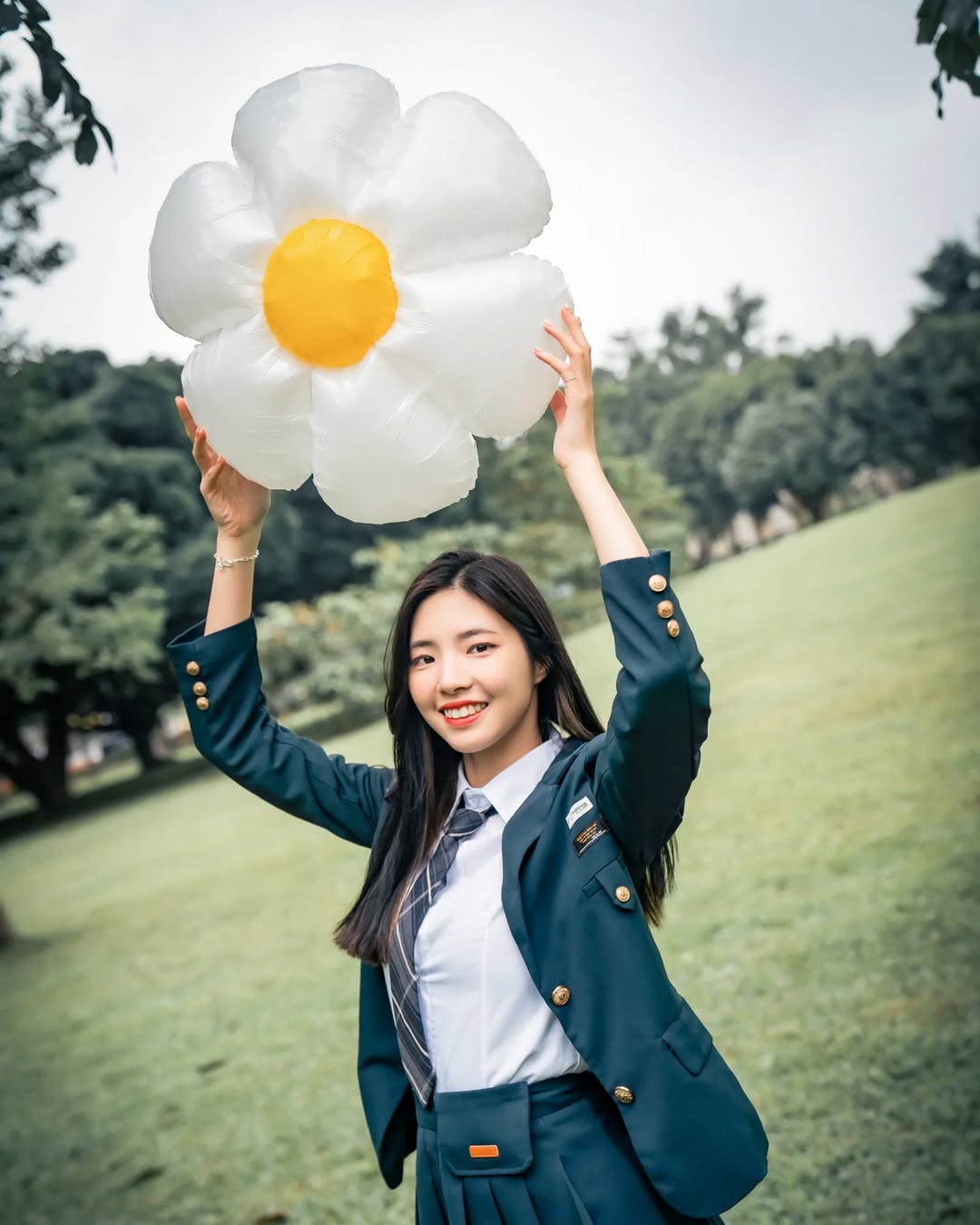 【正妹】溜溜黑丝韩国制服，23岁公园美照的迷人瞬间！