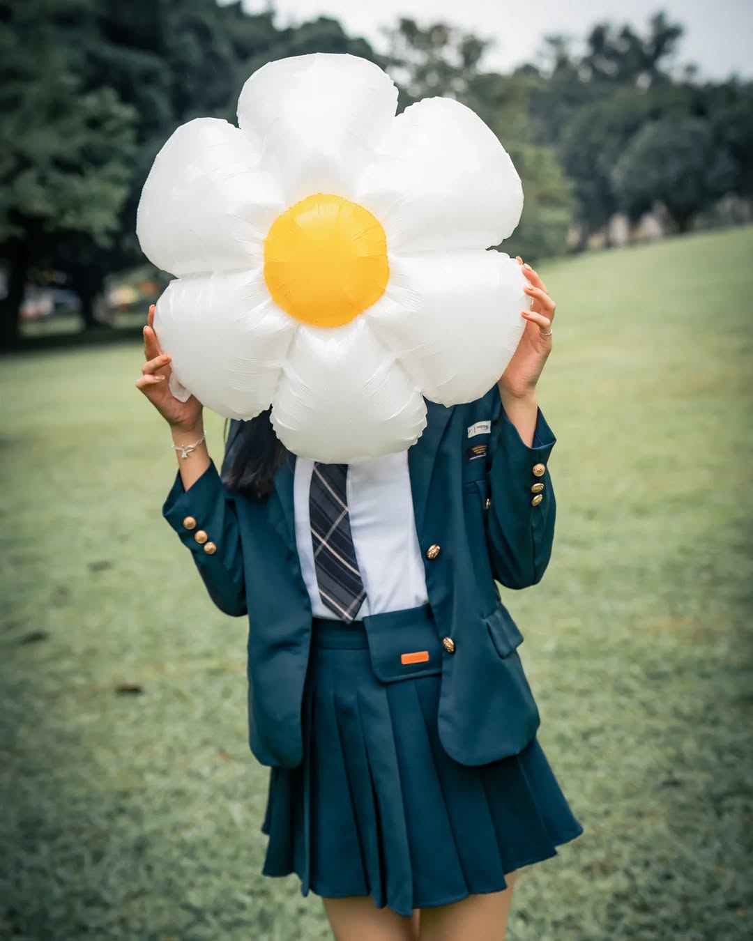 【正妹】溜溜黑丝韩国制服，23岁公园美照的迷人瞬间！