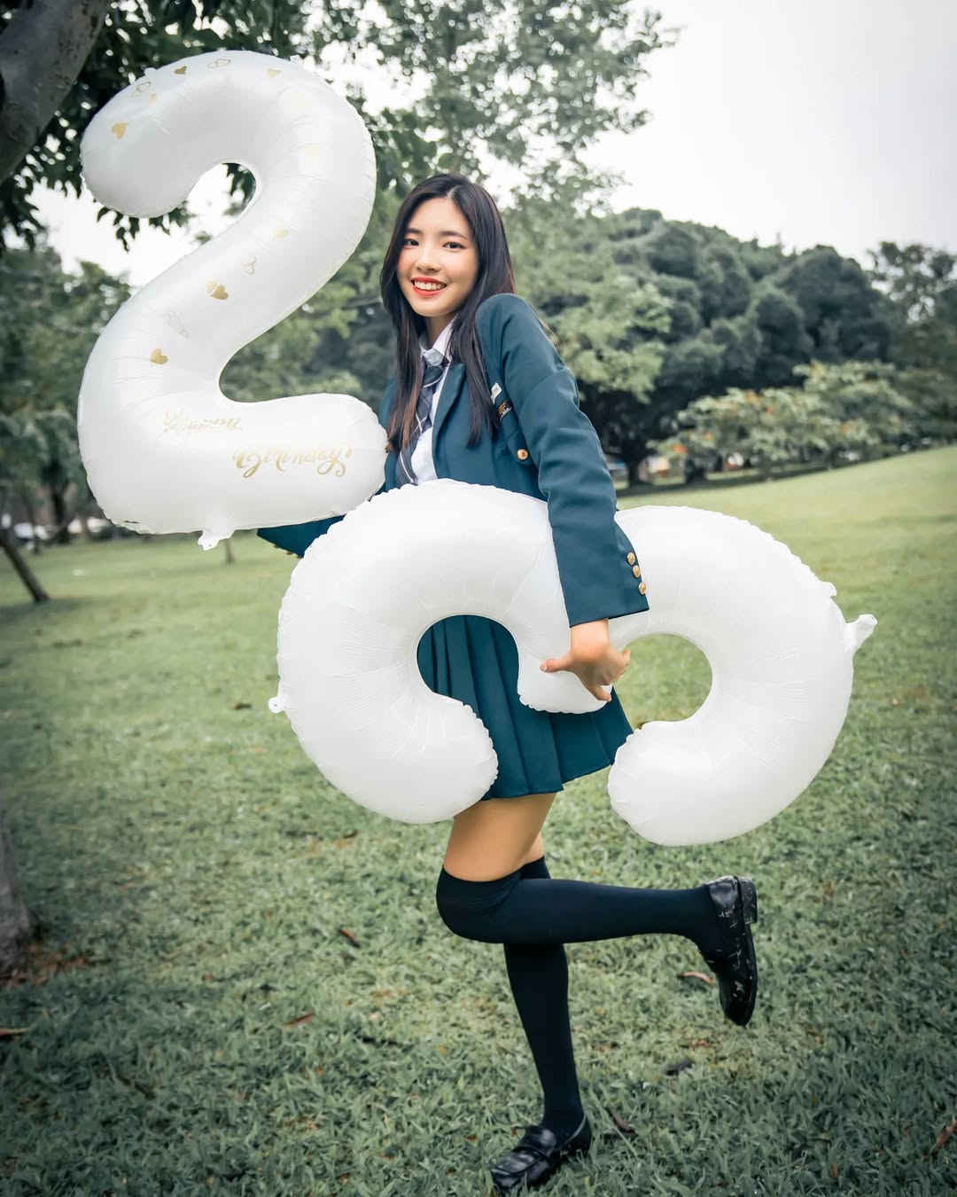 【正妹】溜溜黑丝韩国制服，23岁公园美照的迷人瞬间！