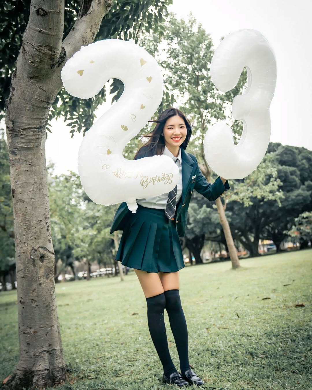 【正妹】溜溜黑丝韩国制服，23岁公园美照的迷人瞬间！