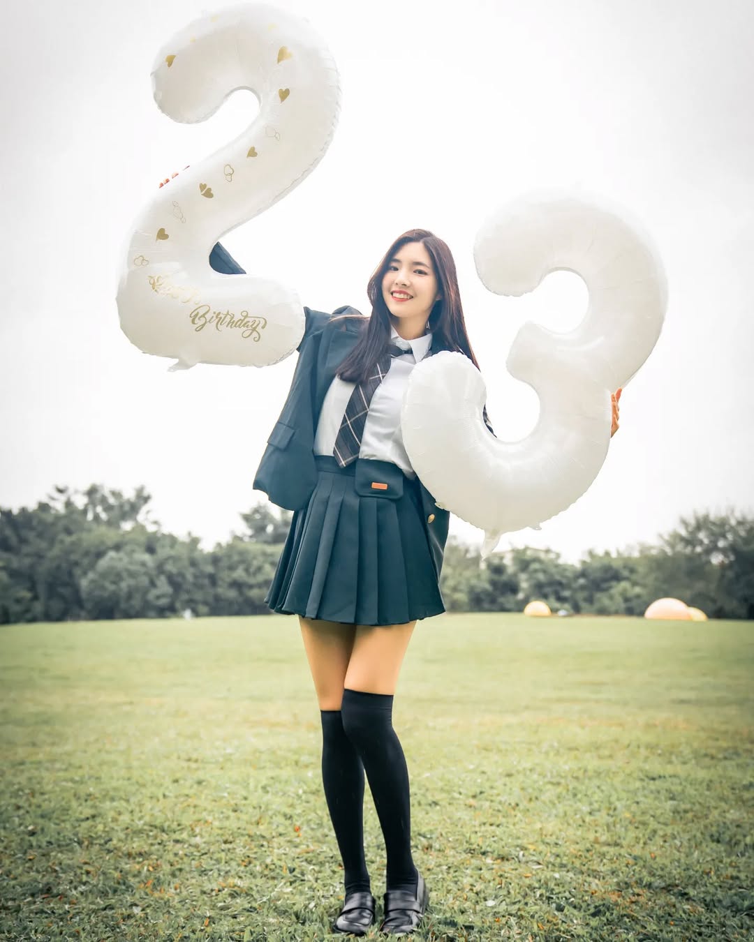 【正妹】溜溜黑丝韩国制服，23岁公园美照的迷人瞬间！