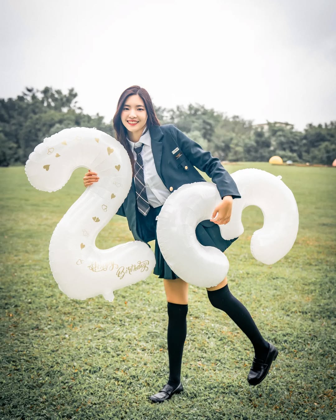 【正妹】溜溜黑丝韩国制服，23岁公园美照的迷人瞬间！