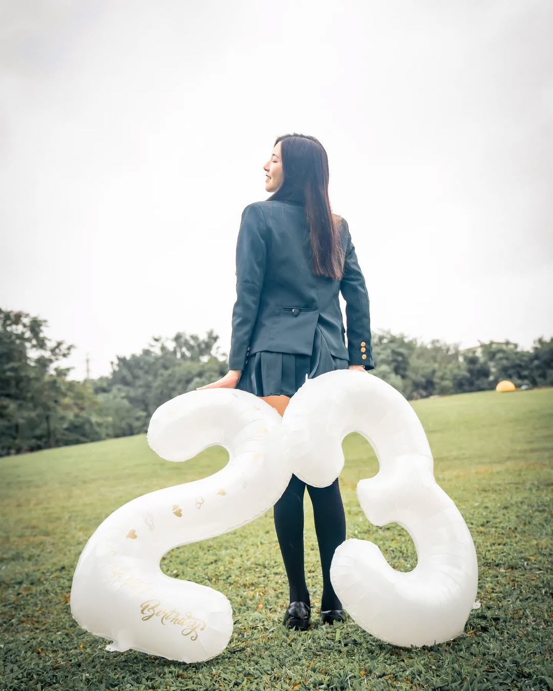 【正妹】溜溜黑丝韩国制服，23岁公园美照的迷人瞬间！