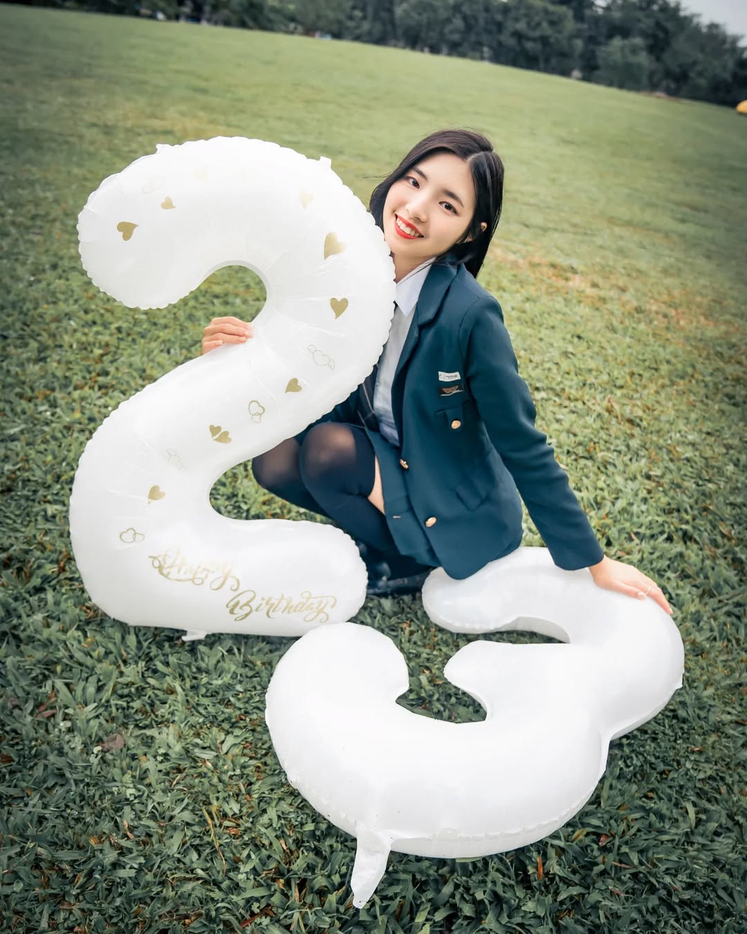 【正妹】溜溜黑丝韩国制服，23岁公园美照的迷人瞬间！