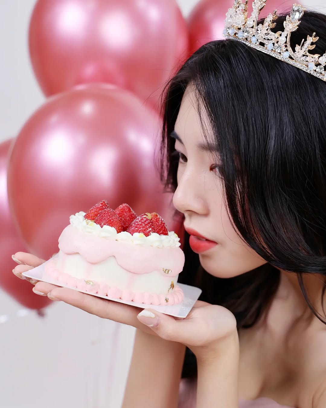 【正妹】溜溜粉纱裙生日照，俏皮与成熟的反差美！