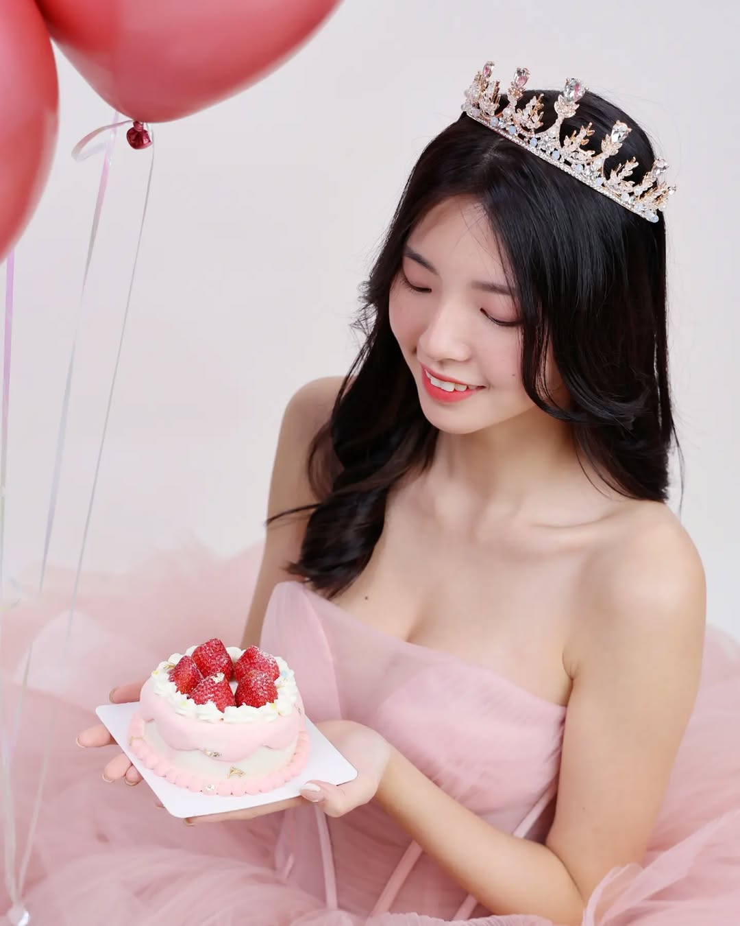 【正妹】溜溜粉纱裙生日照，俏皮与成熟的反差美！