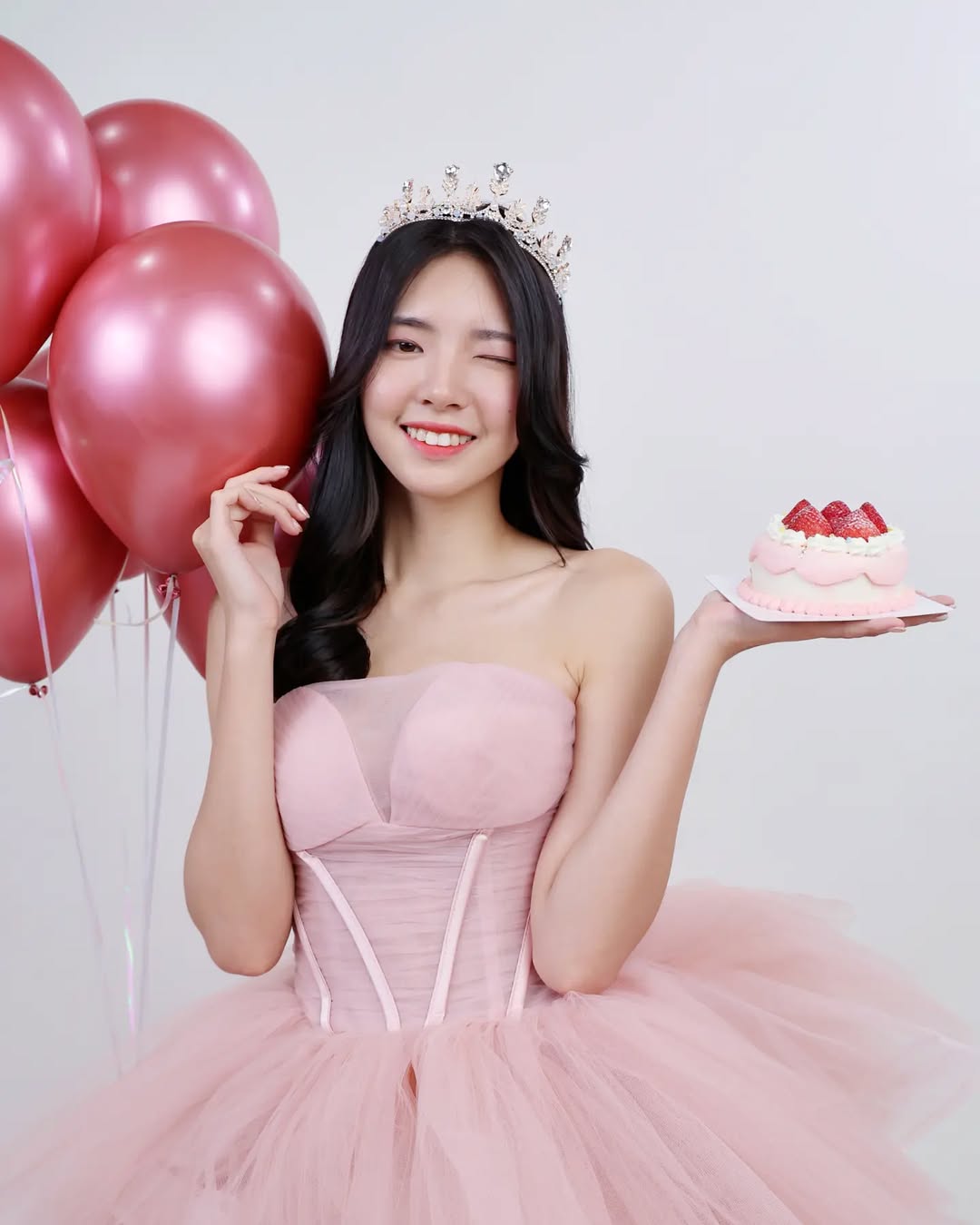 【正妹】溜溜粉纱裙生日照，俏皮与成熟的反差美！