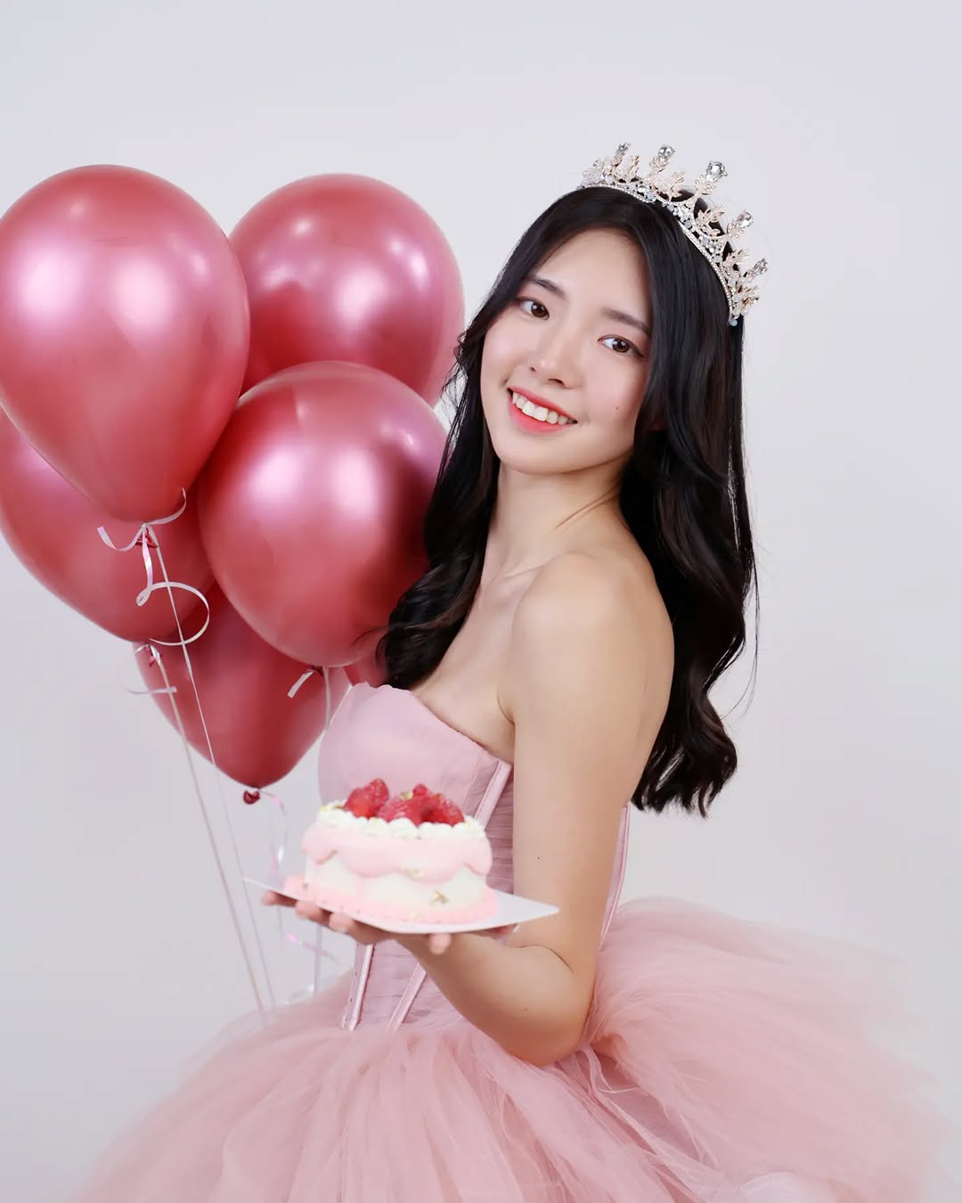 【正妹】溜溜粉纱裙生日照，俏皮与成熟的反差美！