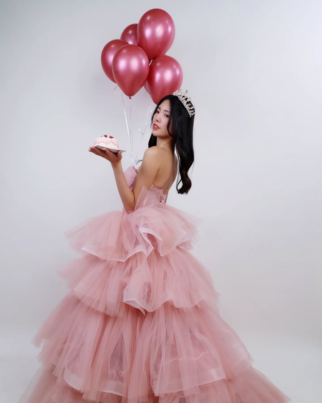 【正妹】溜溜粉纱裙生日照，俏皮与成熟的反差美！