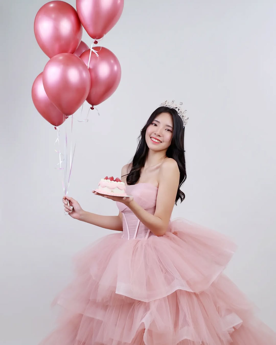 【正妹】溜溜粉纱裙生日照，俏皮与成熟的反差美！