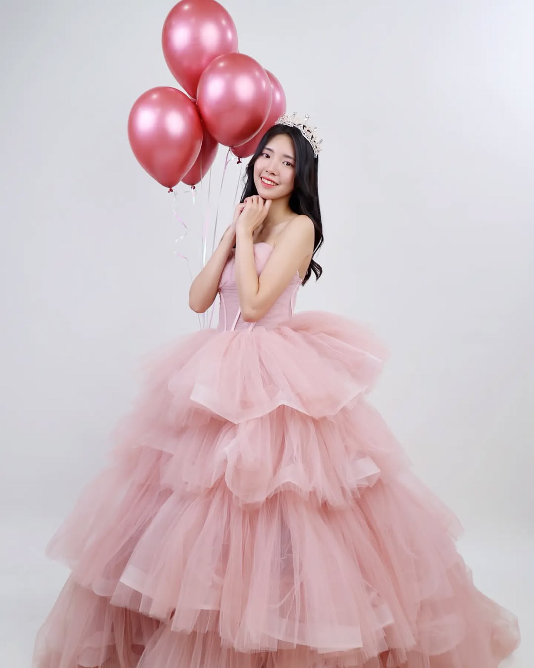 【正妹】溜溜粉纱裙生日照，俏皮与成熟的反差美！