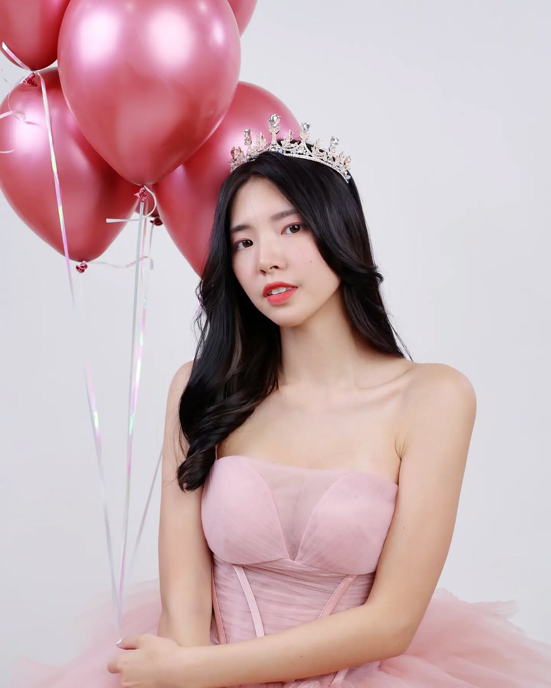 【正妹】溜溜粉纱裙生日照，俏皮与成熟的反差美！