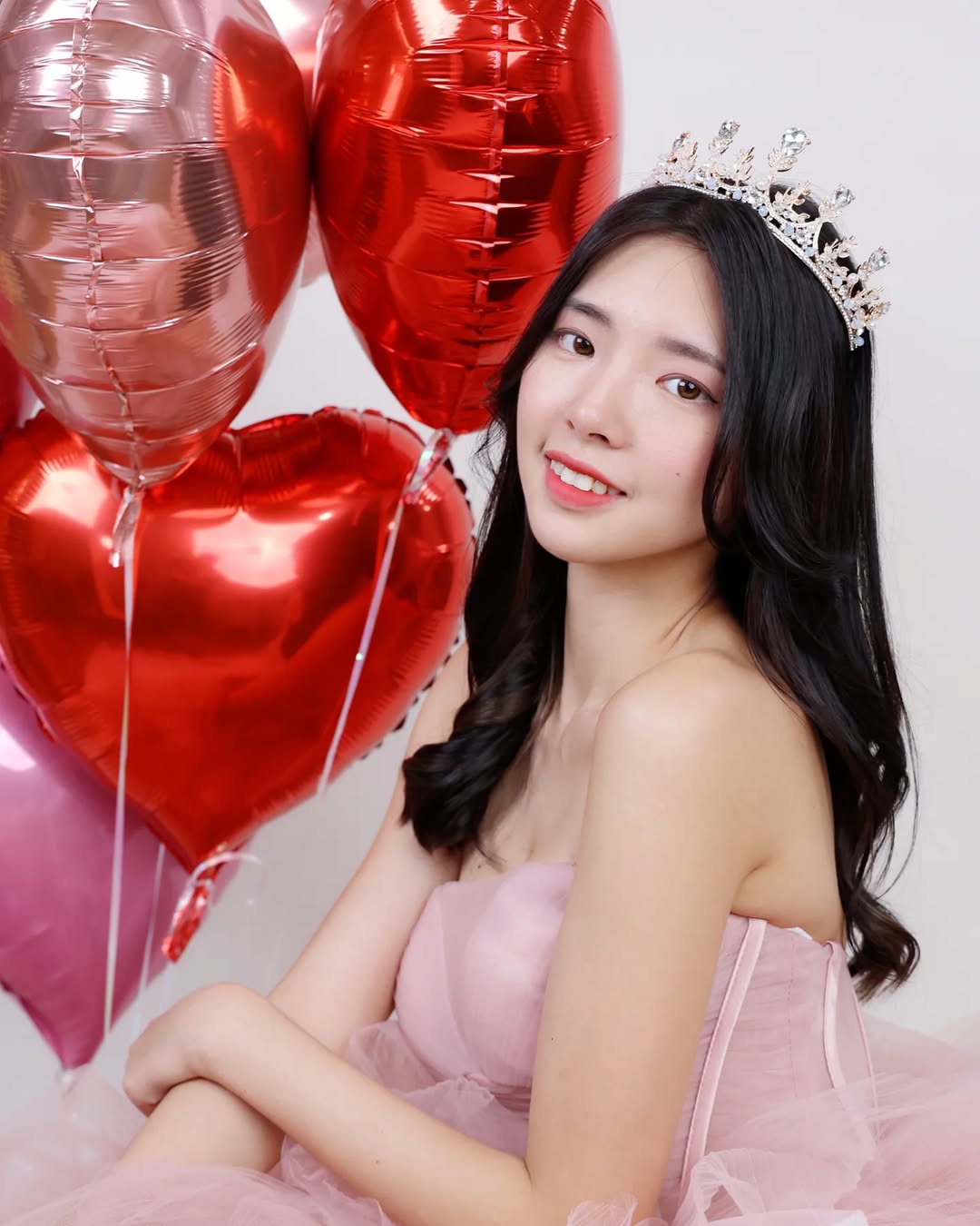 【正妹】溜溜粉纱裙生日照二，俏皮与成熟的反差美！