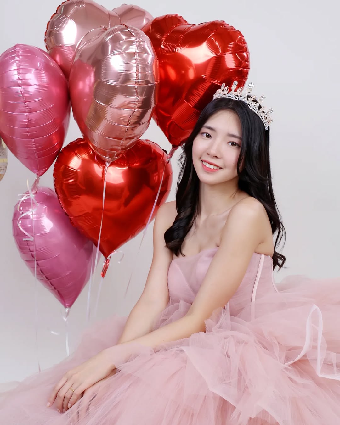 【正妹】溜溜粉纱裙生日照二，俏皮与成熟的反差美！