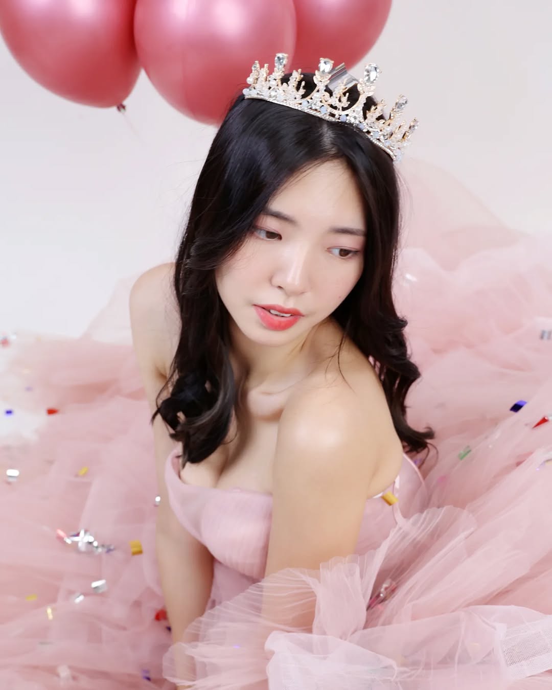 【正妹】溜溜粉纱裙生日照二，俏皮与成熟的反差美！