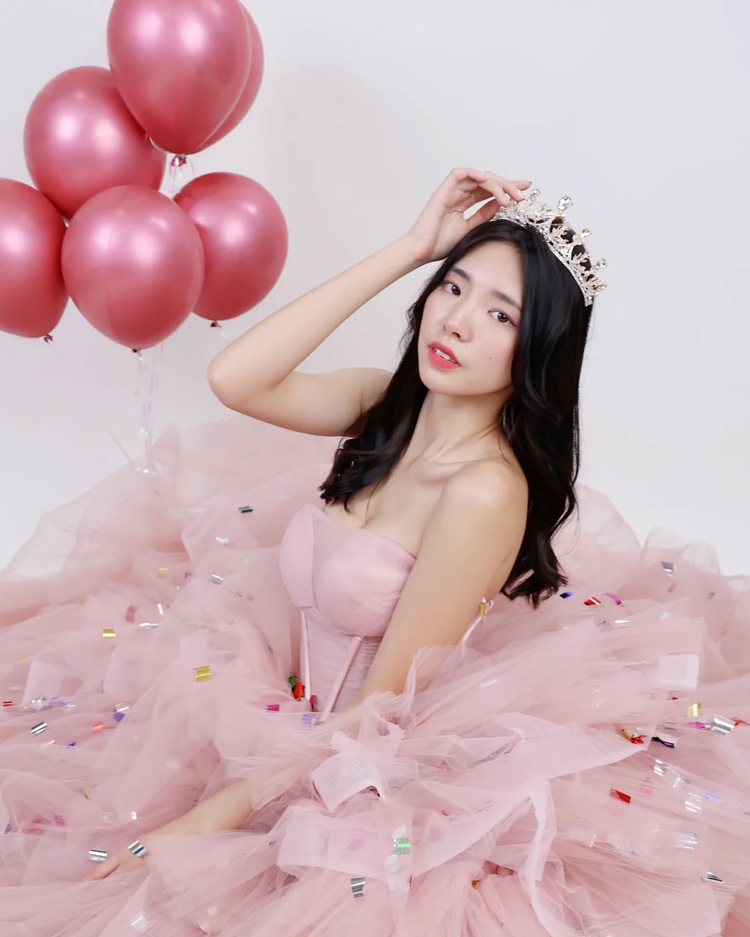 【正妹】溜溜粉纱裙生日照二，俏皮与成熟的反差美！