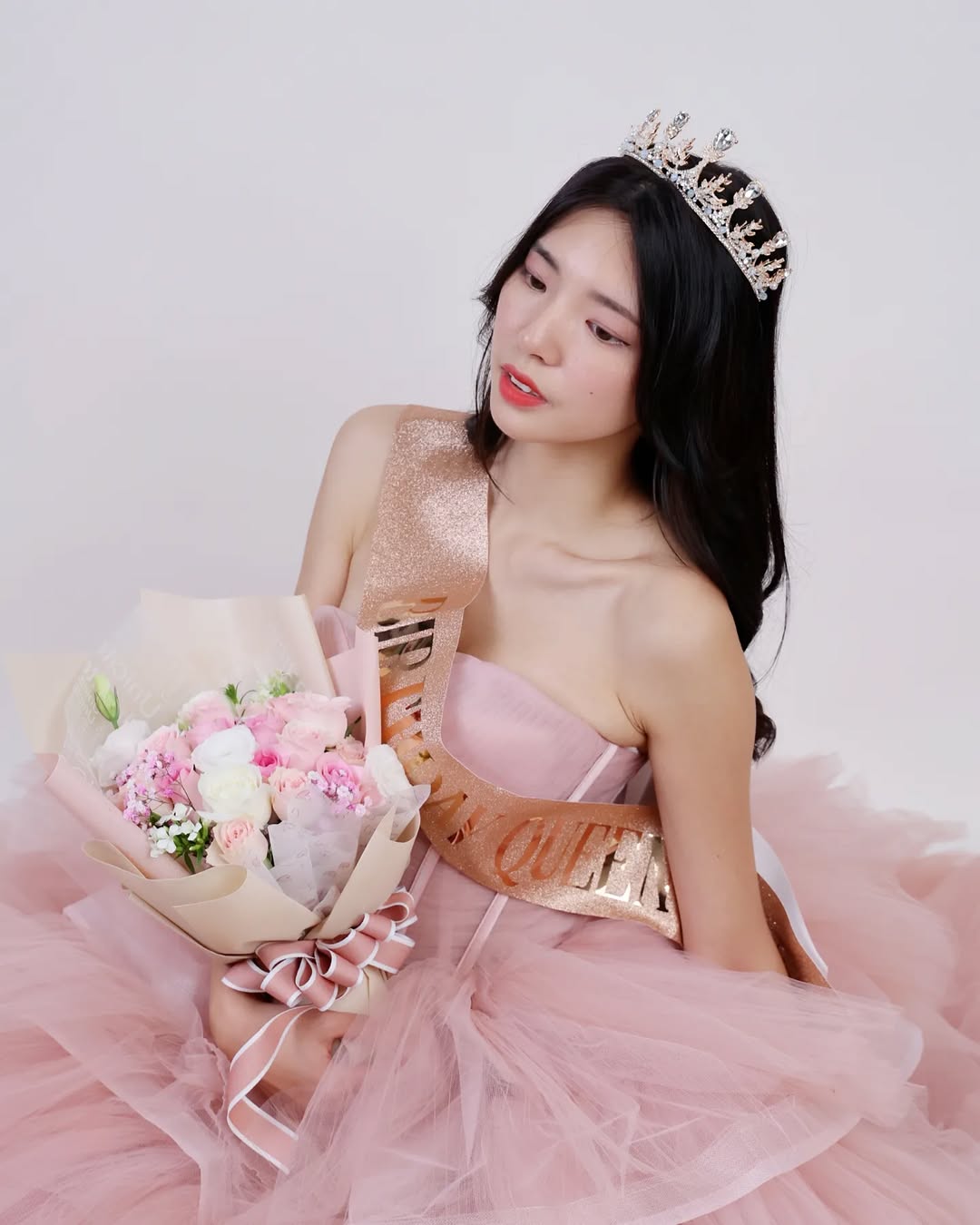 【正妹】溜溜粉纱裙生日照二，俏皮与成熟的反差美！