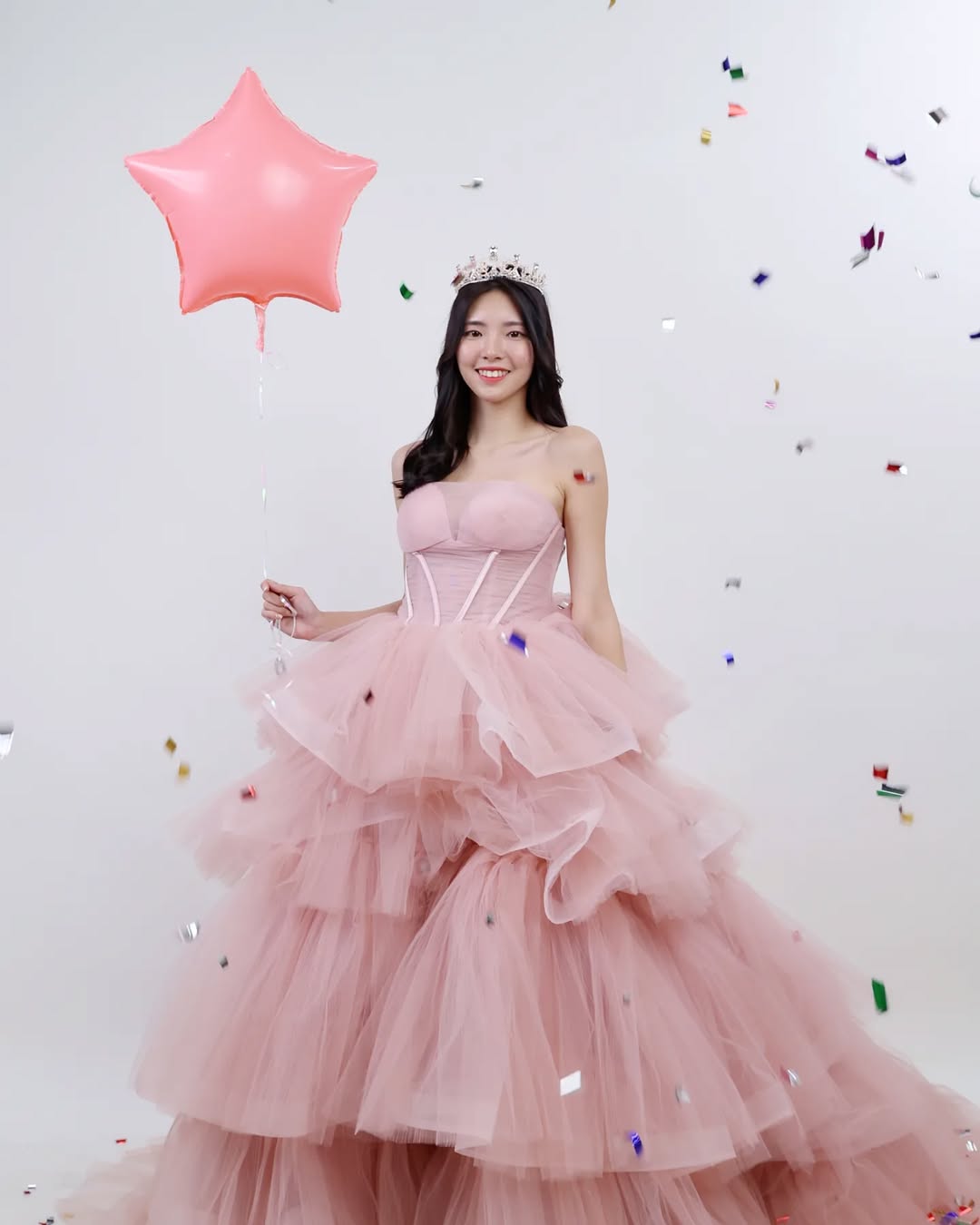 【正妹】溜溜粉纱裙生日照二，俏皮与成熟的反差美！