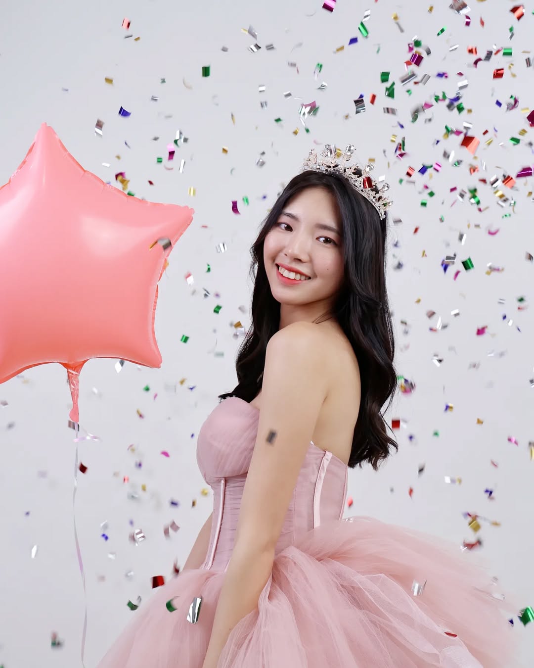 【正妹】溜溜粉纱裙生日照二，俏皮与成熟的反差美！