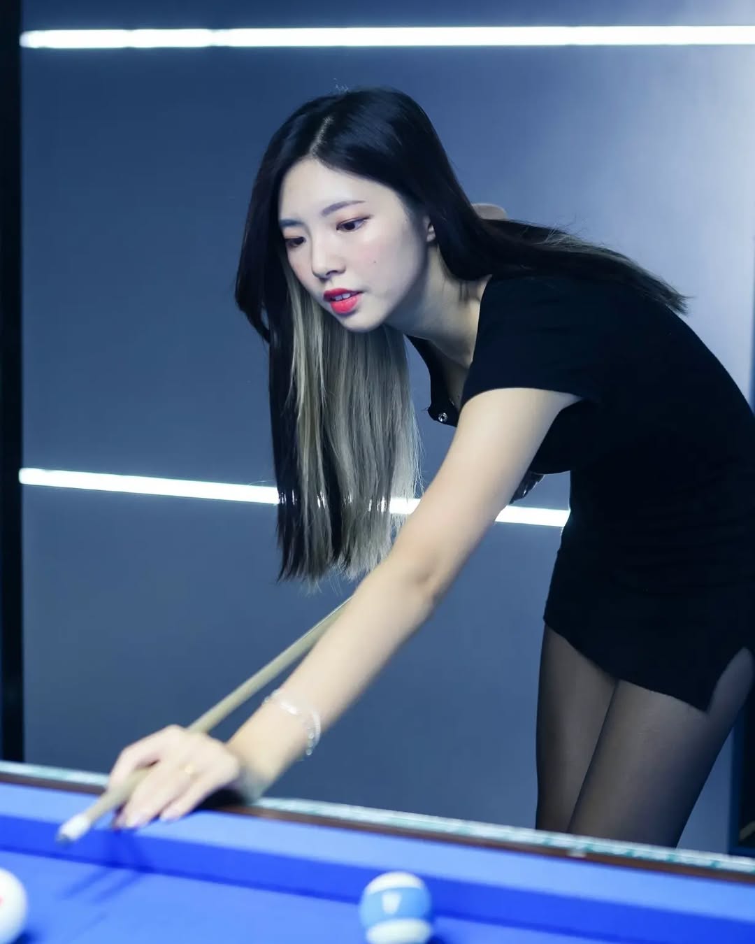 【正妹】溜溜的黑丝台球照，甜美与少女感的双重放大！