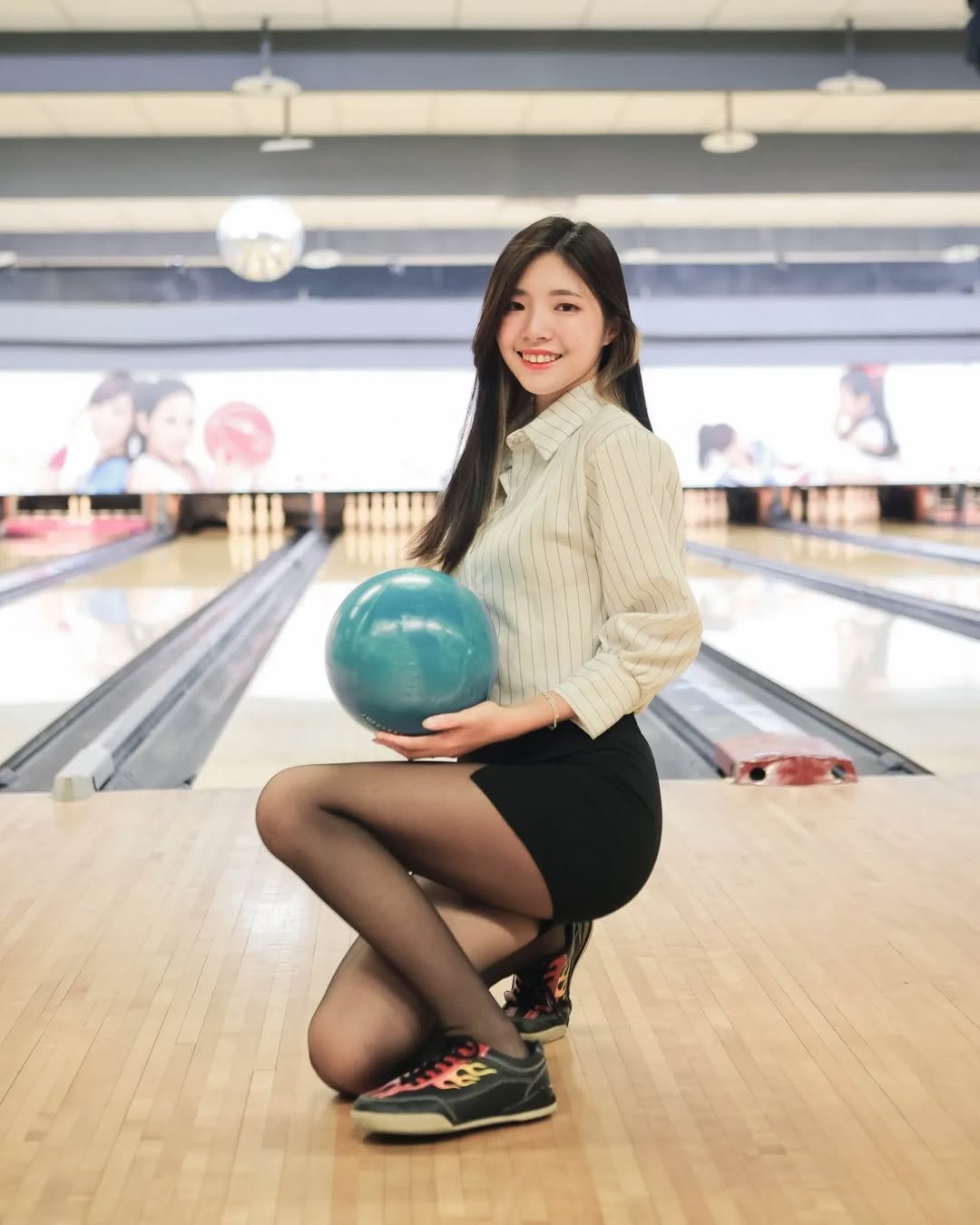 【正妹】溜溜的黑丝保龄球美照，微微成熟的魅力绽放！