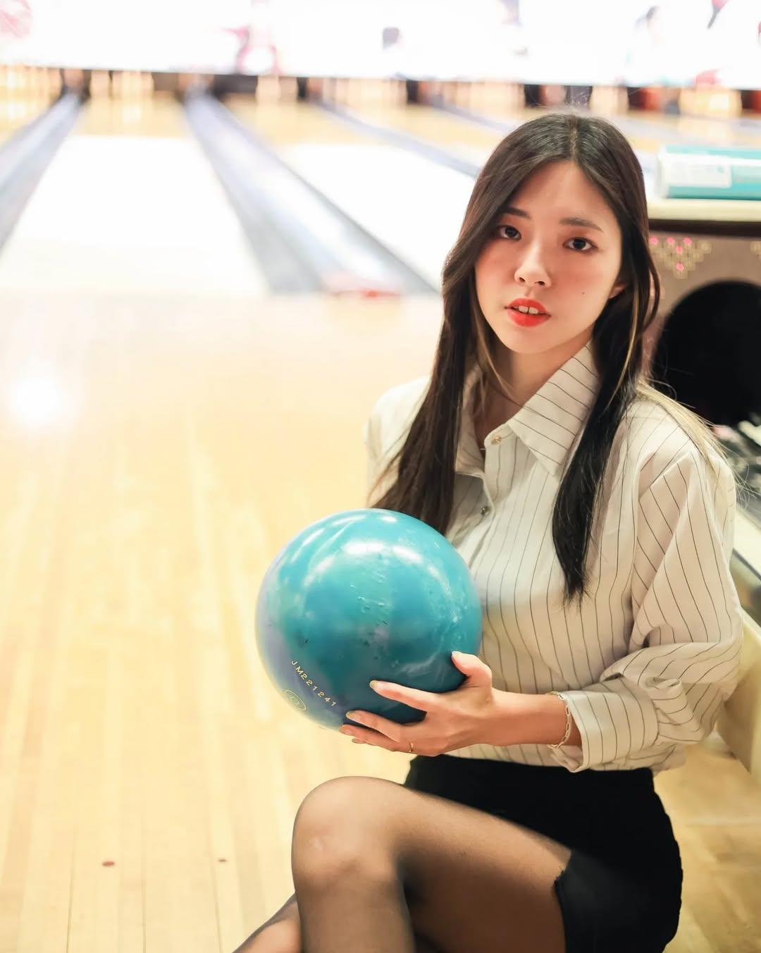 【正妹】溜溜的黑丝保龄球美照，微微成熟的魅力绽放！