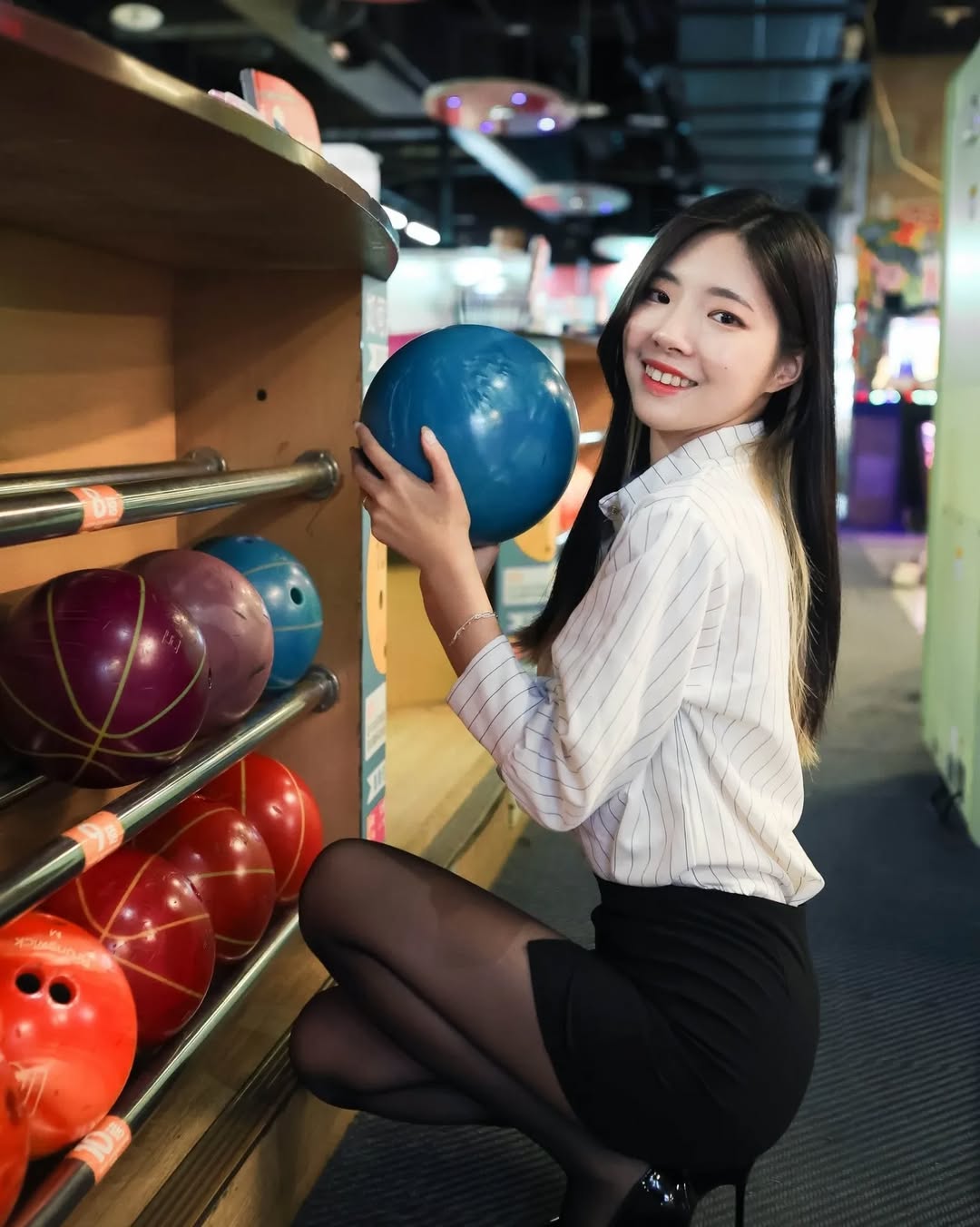 【正妹】溜溜的黑丝保龄球美照，微微成熟的魅力绽放！