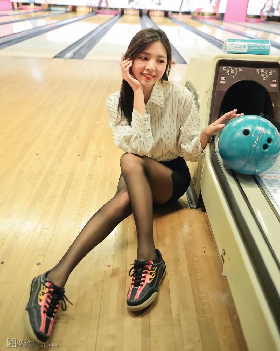 【正妹】溜溜的黑丝保龄球美照，微微成熟的魅力绽放！