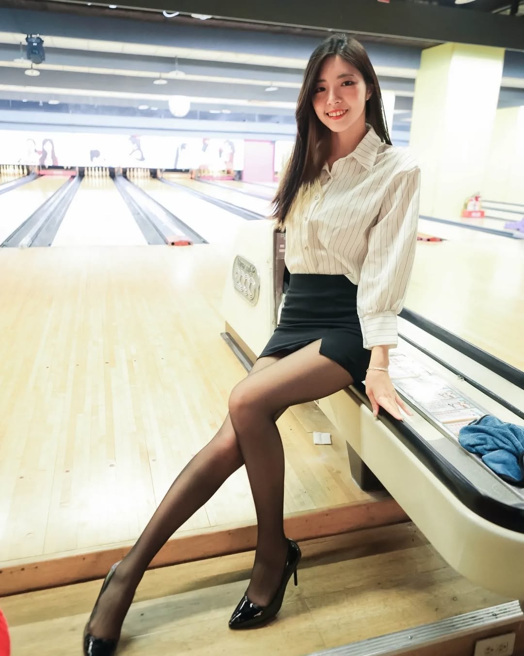 【正妹】溜溜的黑丝保龄球美照，微微成熟的魅力绽放！