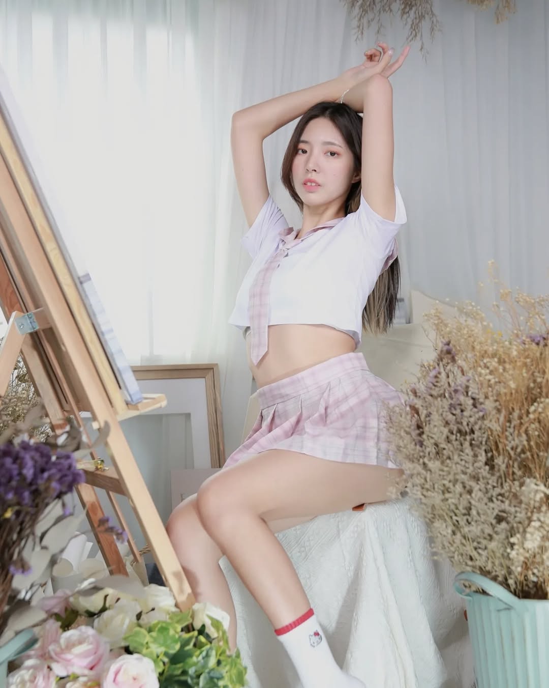 【正妹】溜溜JK制服画画美照，让人心动的甜蜜气息弥漫！