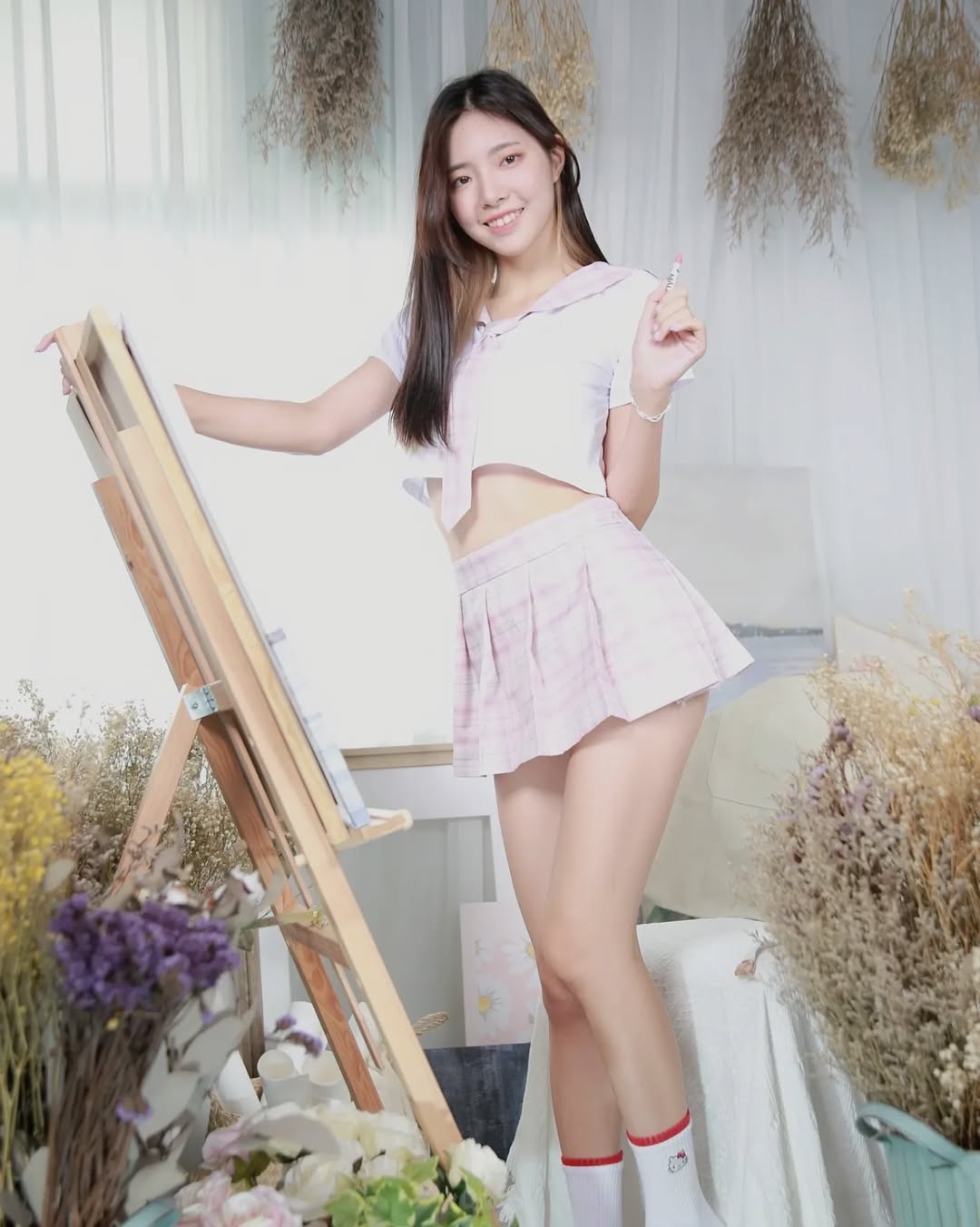 【正妹】溜溜JK制服画画美照，让人心动的甜蜜气息弥漫！