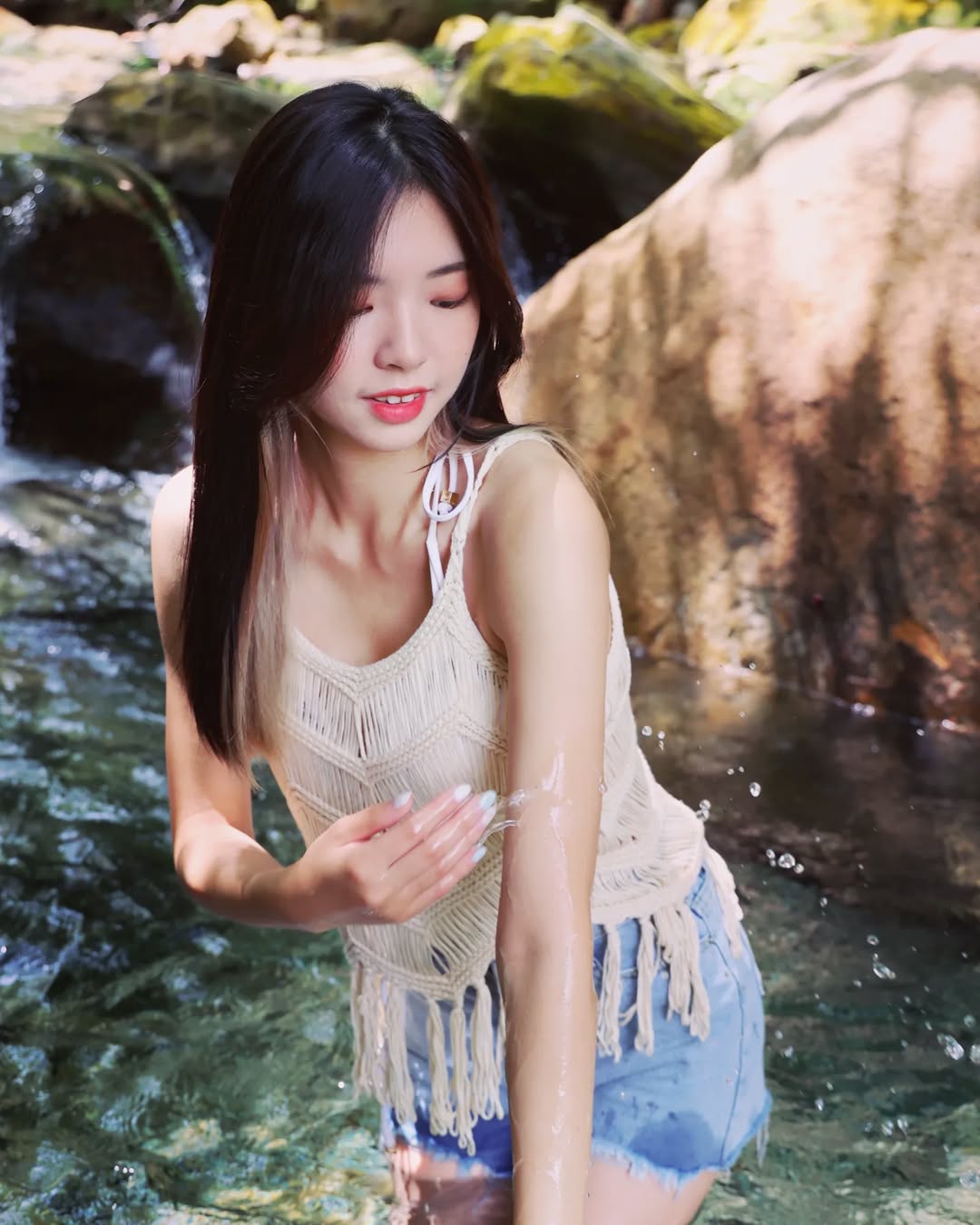 【正妹】溜溜山涧中小溪中戏水，沉浸闲暇中的安静与满足！