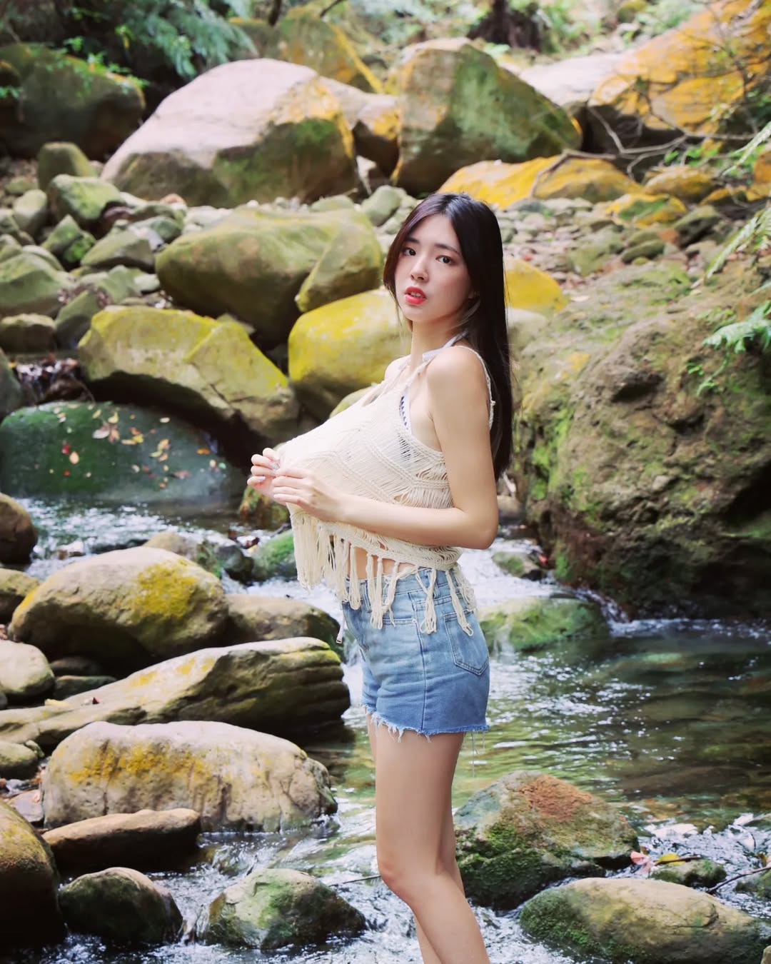 【正妹】溜溜山涧中小溪中戏水，沉浸闲暇中的安静与满足！