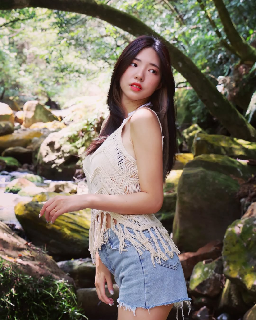 【正妹】溜溜山涧中小溪中戏水，沉浸闲暇中的安静与满足！