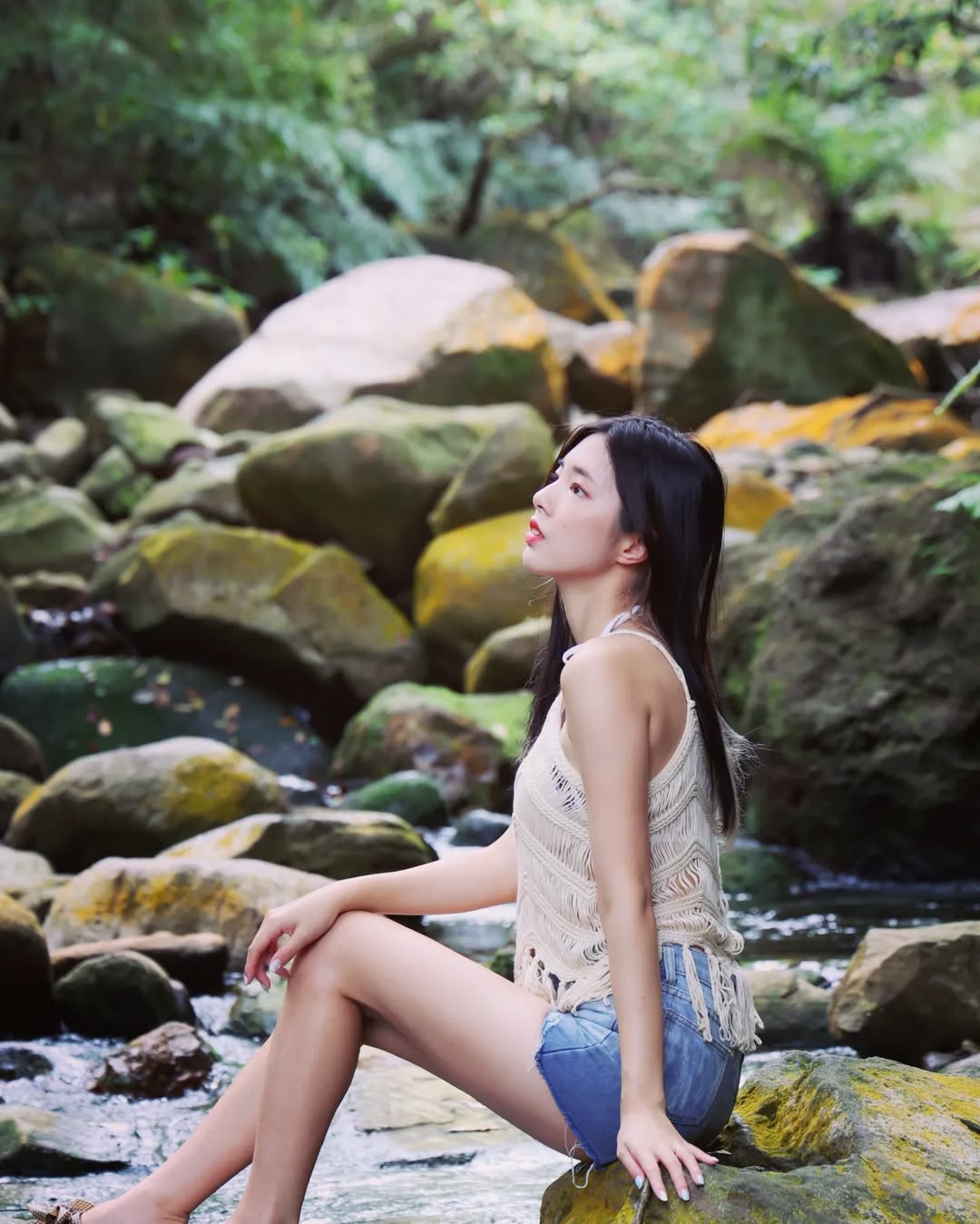 【正妹】溜溜山涧中小溪中戏水，沉浸闲暇中的安静与满足！